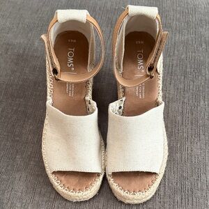 TOMS Women's Tan and Cream Wedge Platform Espadrille Sandals